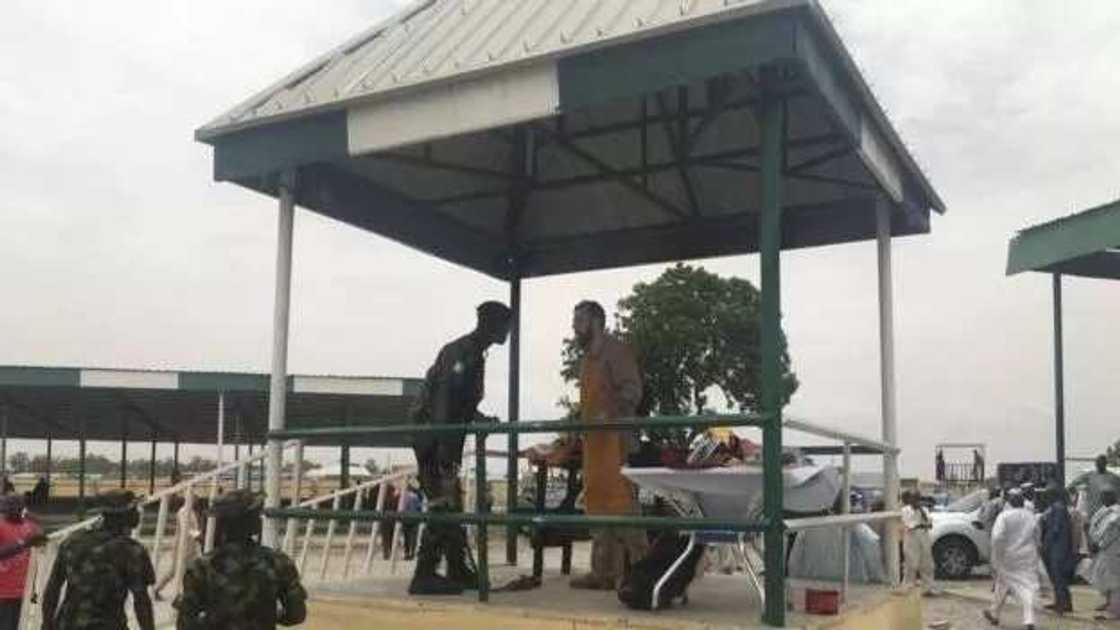 Hotunan taron lalata dubban bindigogi a jihar Zamfara Hotunan taron lalata dubban bindigogi a jihar Zamfara