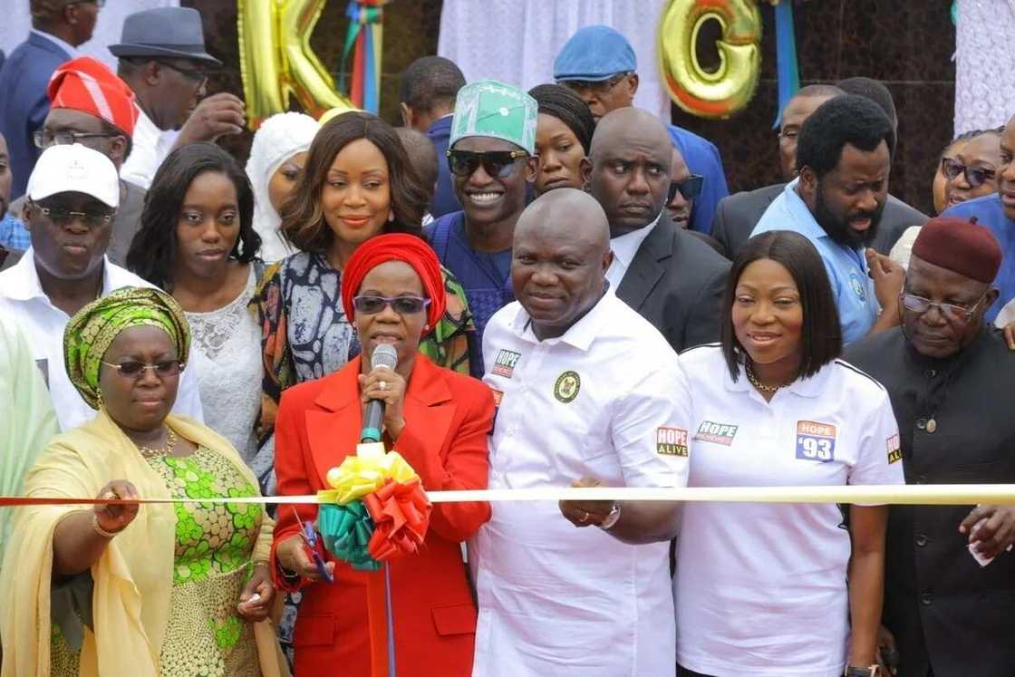 Celebration in Lagos as Ambode unveils massive statue to honour Abiola, family reacts Celebration in Lagos as Ambode unveils massive statue to honour Abiola, family reacts