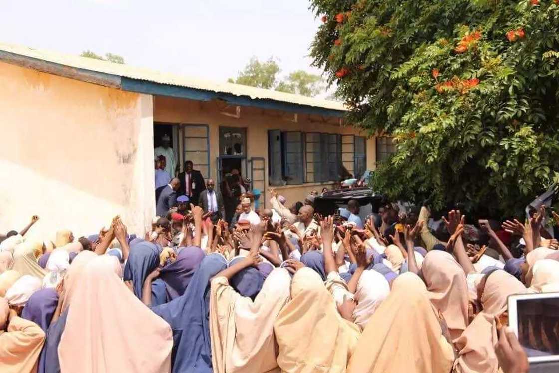 Daliban Makarantar GGC Tukur Tukur suna yiwa gwamnan Lale maraba Daliban Makarantar GGC Tukur Tukur suna yiwa gwamnan Lale maraba