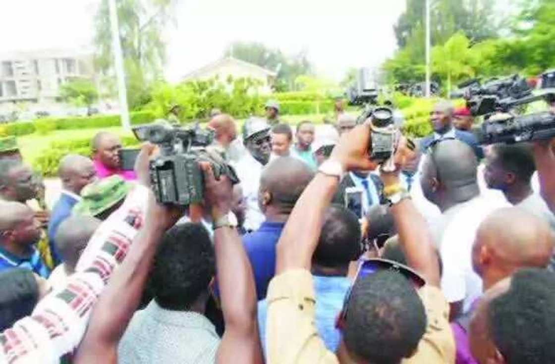 Banana Island residents protest alleged military invasion, waylay Buratai Banana Island residents protest alleged military invasion, waylay Buratai