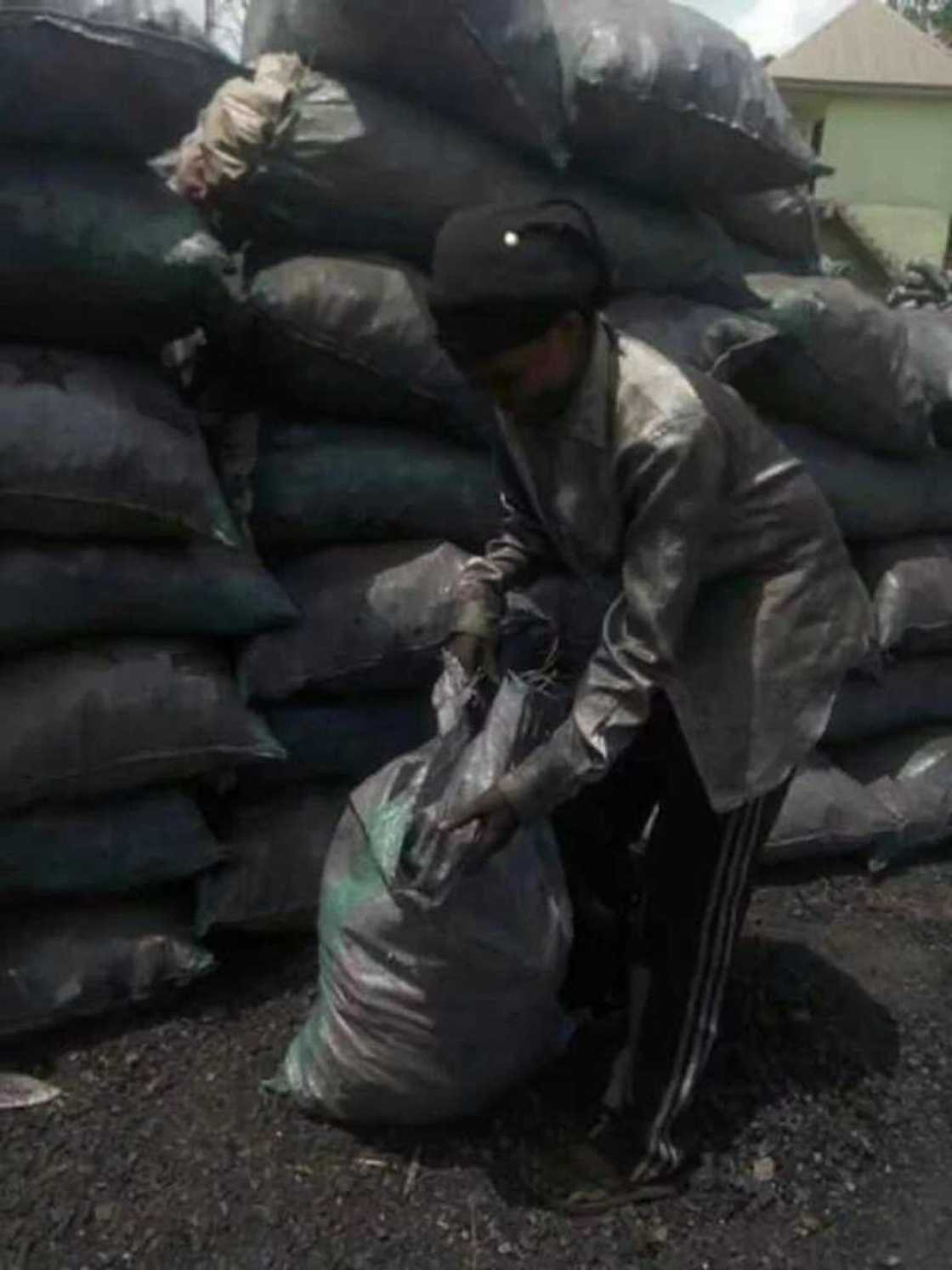 Hotunan kyaukkyawar yarinya mai kwalin digiri ta kama sana'ar sayarda gawayi - Bude kusha kallo Hotunan kyaukkyawar yarinya mai kwalin digiri ta kama sana'ar sayarda gawayi - Bude kusha kallo