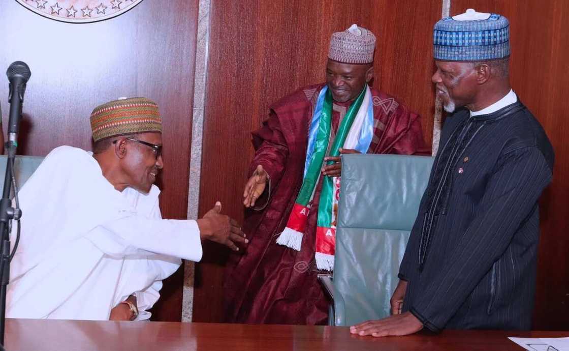 Hotunan ganawar shugaba Buhari da mambobin kungiyar magoya bayansa BSO Hotunan ganawar shugaba Buhari da mambobin kungiyar magoya bayansa BSO