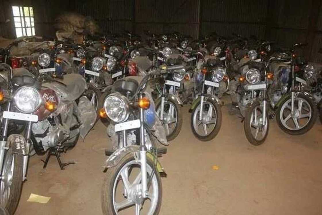 Wani dan majalisa ya raba kaya na kimanin milyan 150 ga al'ummar mazabarsa (Hotuna) Wani dan majalisa ya raba kaya na kimanin milyan 150 ga al'ummar mazabarsa (Hotuna)