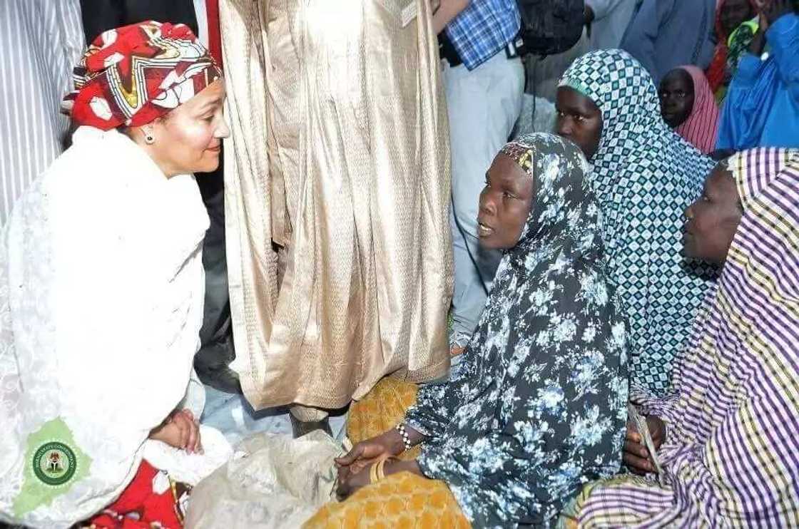 Boko Haram: Mataimakiyar sakataren Majalisar Dinkin Duniya Amina Mohammed ta ziyarci garin Bama (hotuna) Boko Haram: Mataimakiyar sakataren Majalisar Dinkin Duniya Amina Mohammed ta ziyarci garin Bama (hotuna)