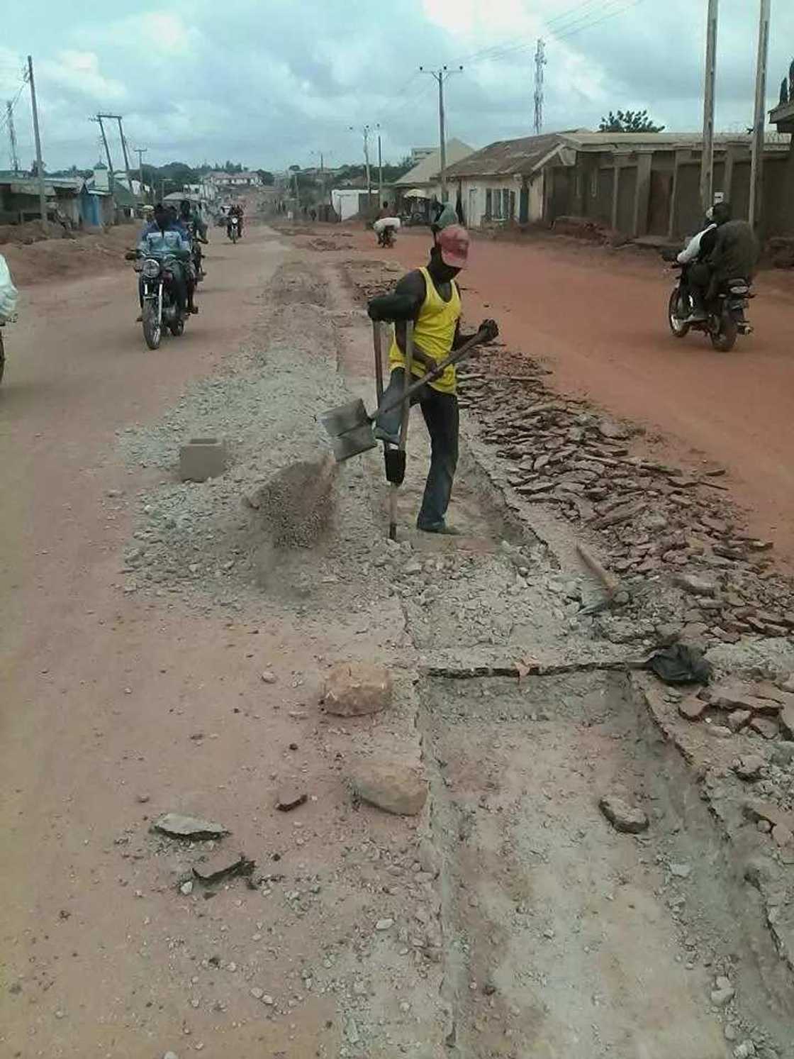 Disabled man spotted working as a labourer (photos) Disabled man spotted working as a labourer (photos)