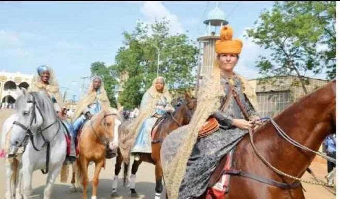 Yadda mata 4 saman doki suka kwashe yan kallo a hawan daushe na masarautar Zazzau Yadda mata 4 saman doki suka kwashe yan kallo a hawan daushe na masarautar Zazzau