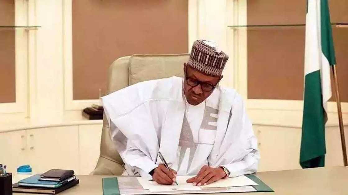 Yanzu Yanzu: Buhari ya nada tsohon mataimakin gwamnan CBN, Lemo a matsayin shuaban FERMA Yanzu Yanzu: Buhari ya nada tsohon mataimakin gwamnan CBN, Lemo a matsayin shuaban FERMA