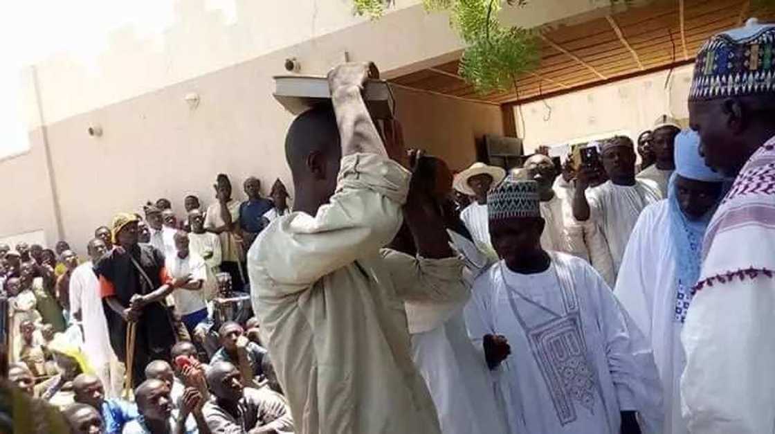 Sama da barayi 400 sun tuba a Kano tare da rantsewa da Kur'ani Sama da barayi 400 sun tuba a Kano tare da rantsewa da Kur'ani