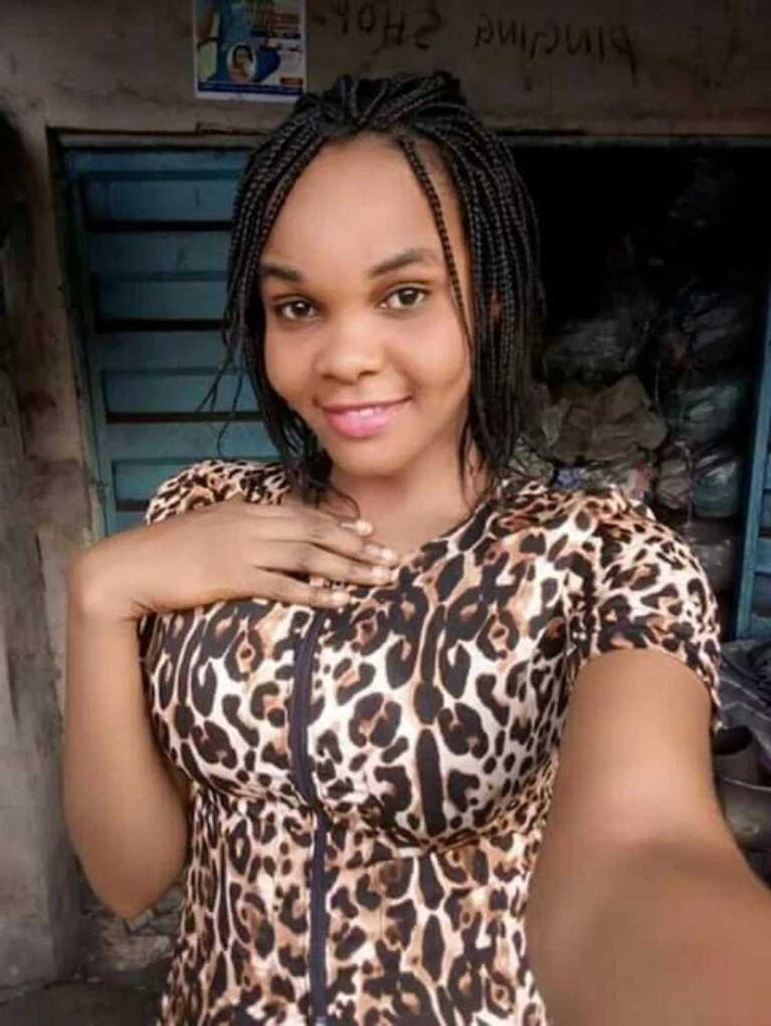 Hotunan kyaukkyawar yarinya mai kwalin digiri ta kama sana'ar sayarda gawayi - Bude kusha kallo Hotunan kyaukkyawar yarinya mai kwalin digiri ta kama sana'ar sayarda gawayi - Bude kusha kallo