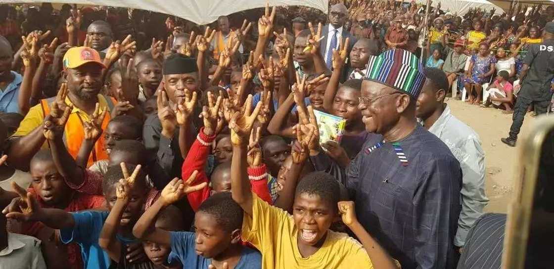 Osinbajo visits Benue, sings song of hope with IDP children (photos/video) Osinbajo visits Benue, sings song of hope with IDP children (photos/video)