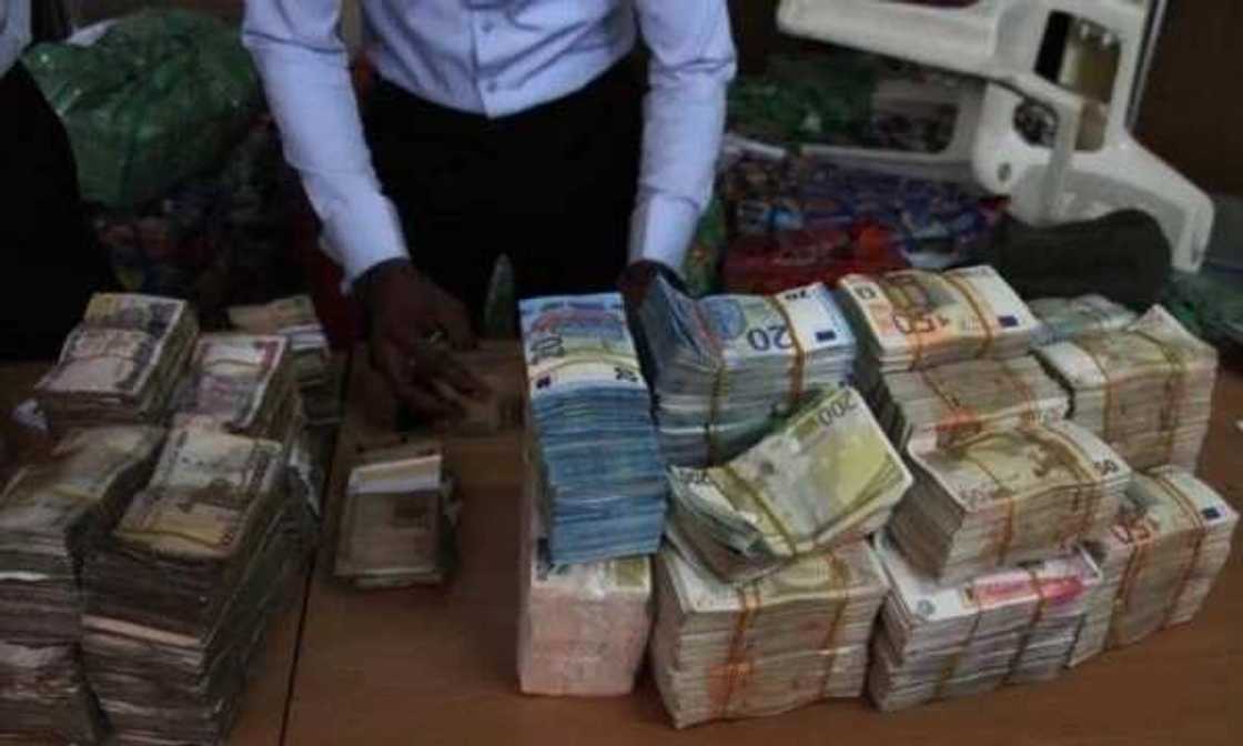 Tomato seller claims ownership of N250m cash found in Balogun market Tomato seller claims ownership of N250m cash found in Balogun market