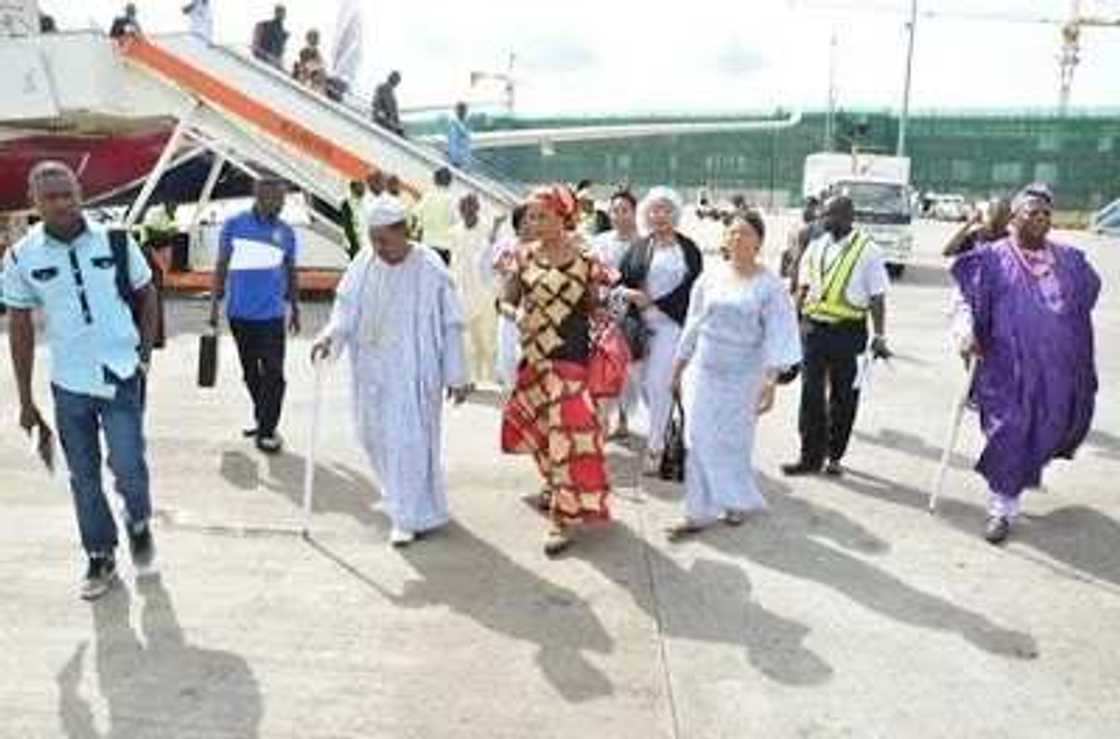 Alaafin Of Oyo Causes Stir With Wives At The Airport