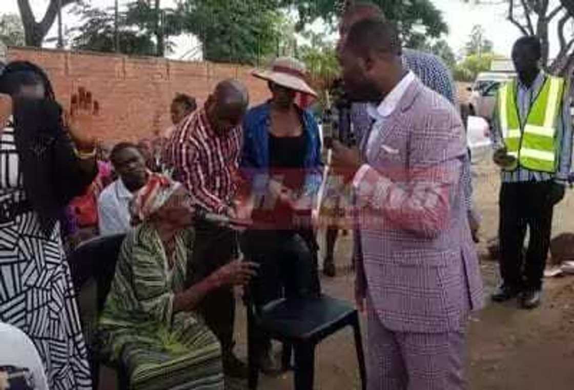 Wata tsohuwa ta bayyana yadda take harkokin maitar ta a coci Wata tsohuwa ta bayyana yadda take harkokin maitar ta a coci