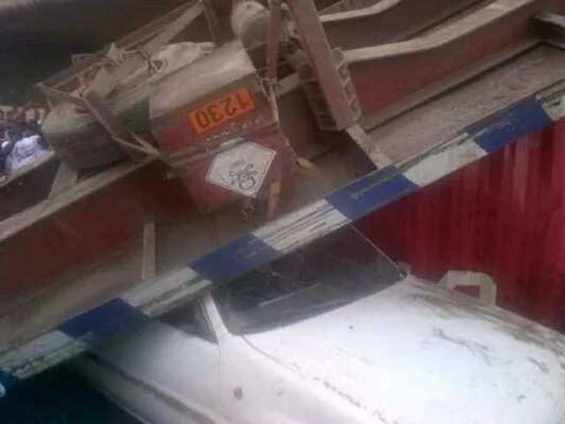 PHOTOS: Trailer Skids On Ojuelegba Bridge, Lands On Cars PHOTOS: Trailer Skids On Ojuelegba Bridge, Lands On Cars