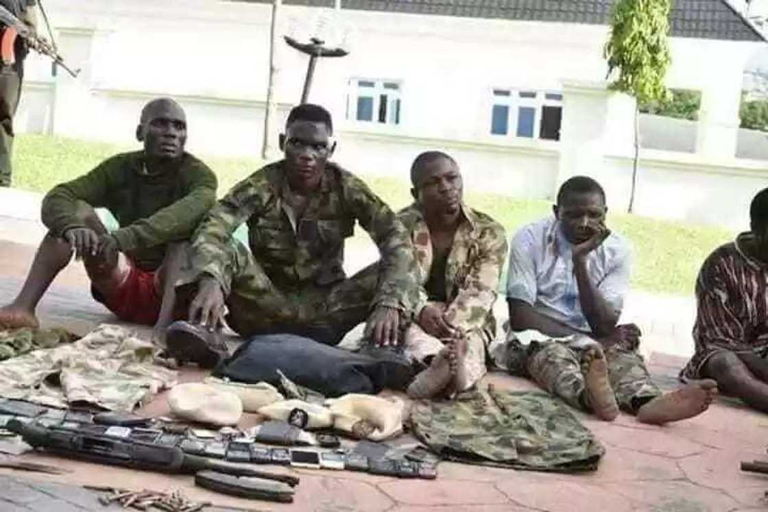 Fake soldiers disguised in military uniform apprehended in Kogi (photos) Fake soldiers disguised in military uniform apprehended in Kogi (photos)