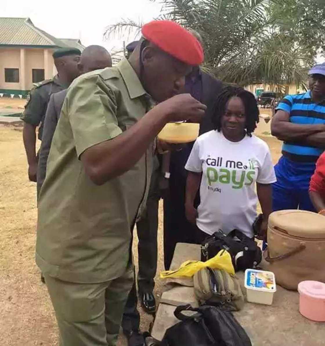 Kalli yadda Minista Dalung yayi ma burodi da wake cin yunwa (HOTUNA)