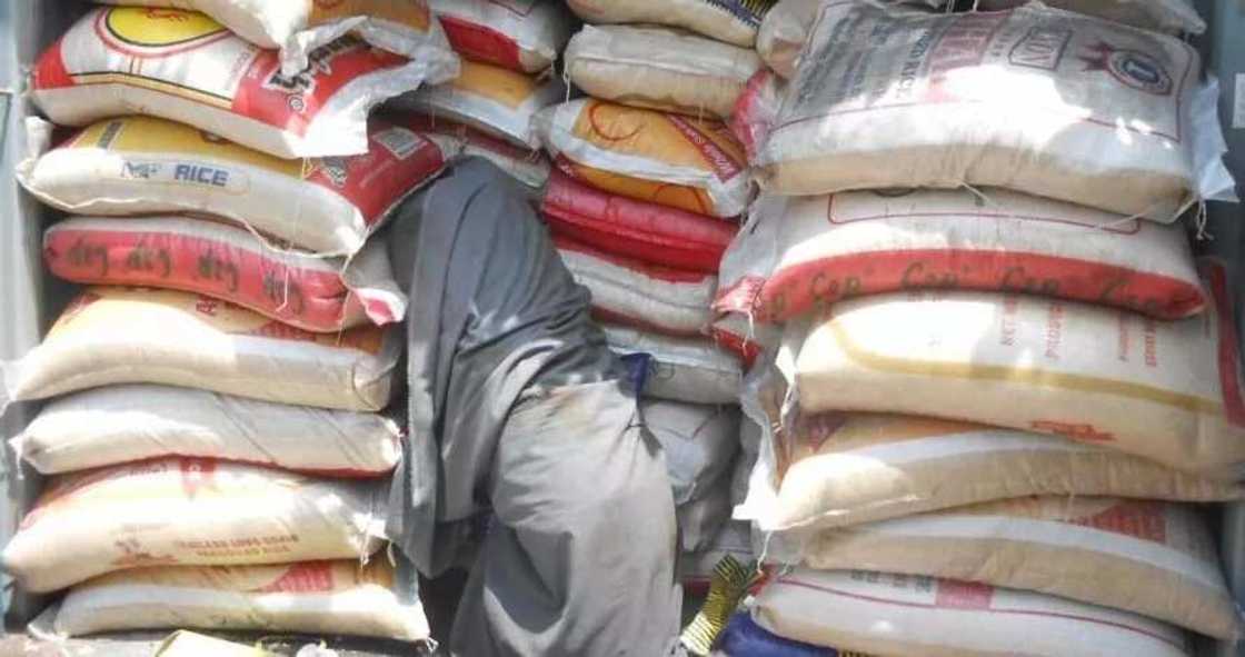 Sojojin ruwa sun yi ram da wasu 'yan sumogalin da suka shigo da kayyaki masu yawa ta barauniyar hanya Sojojin ruwa sun yi ram da wasu 'yan sumogalin da suka shigo da kayyaki masu yawa ta barauniyar hanya