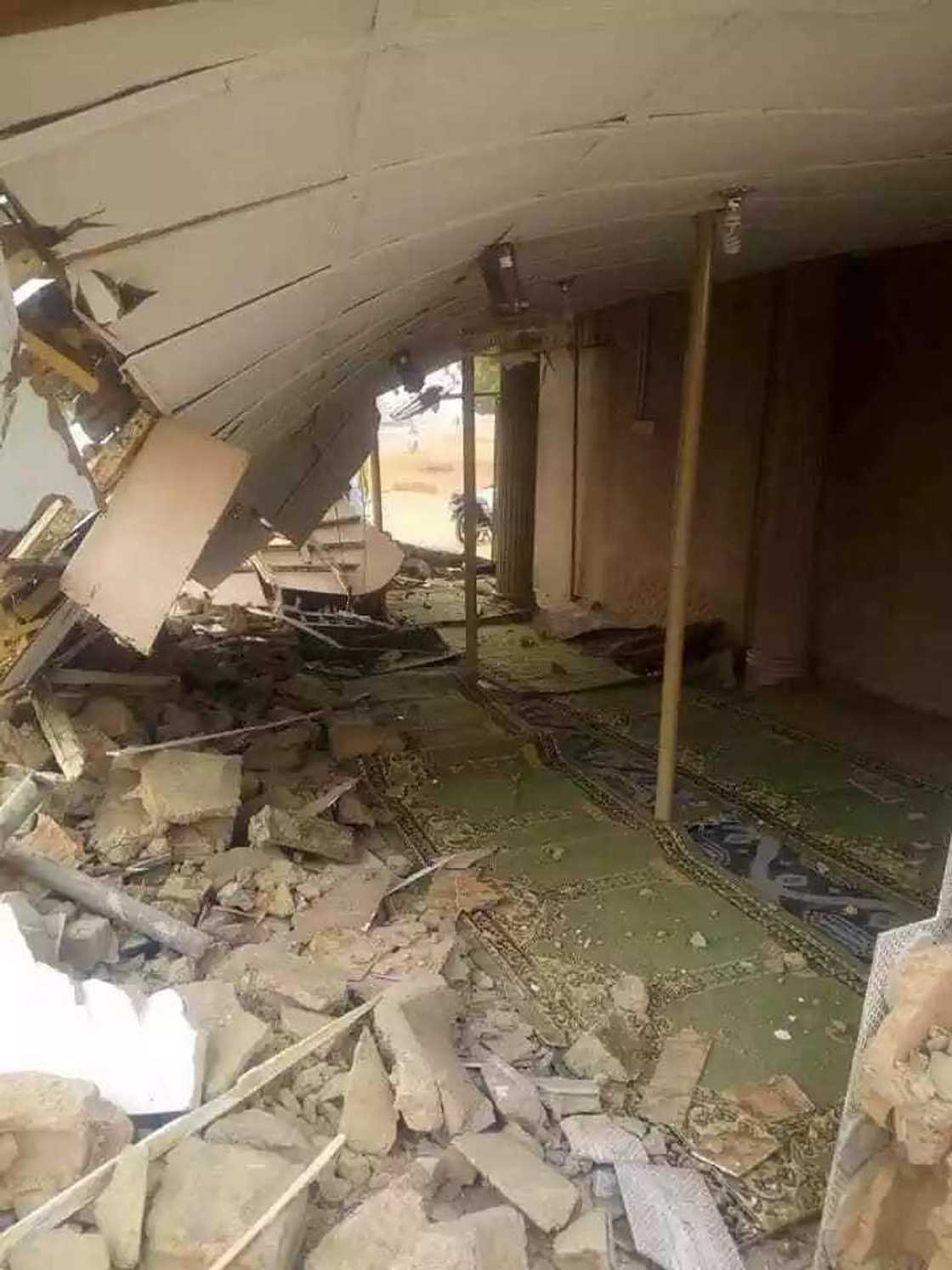 Wutar lantarki ta aika da wani mutumi lahira yayin da yake kokarin satar wayoyin lantarki Wutar lantarki ta aika da wani mutumi lahira yayin da yake kokarin satar wayoyin lantarki