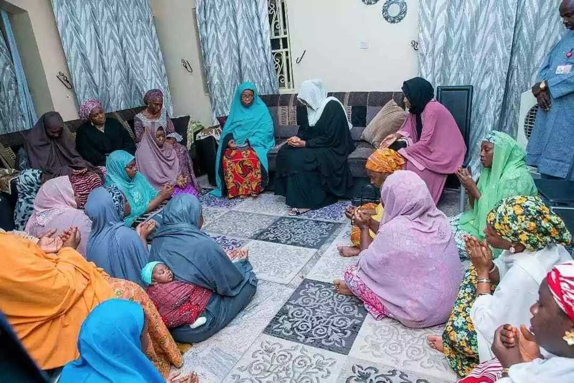 Aisha Buhari ta kai ziyarar ta'aziyya gidansu Baba-Ari Aisha Buhari ta kai ziyarar ta'aziyya gidansu Baba-Ari