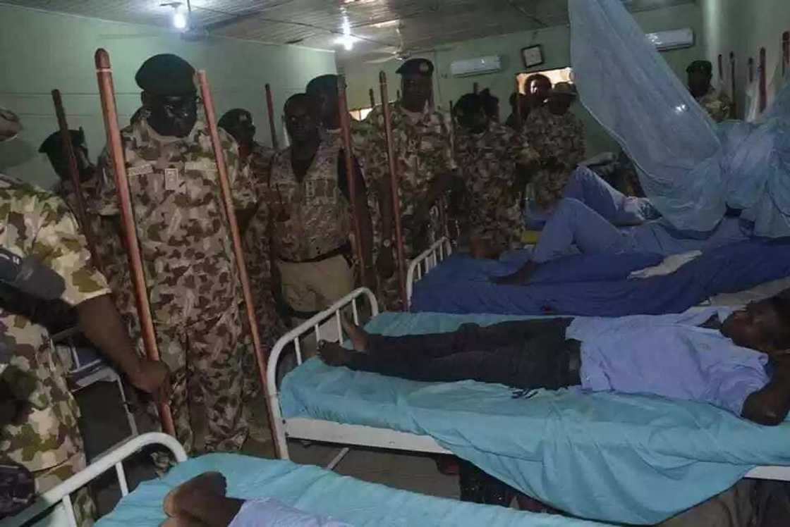 Sojoji sun duba lafiyar yan farar hula a kyauta a garin Maiduguri (hotuna) Sojoji sun duba lafiyar yan farar hula a kyauta a garin Maiduguri (hotuna)