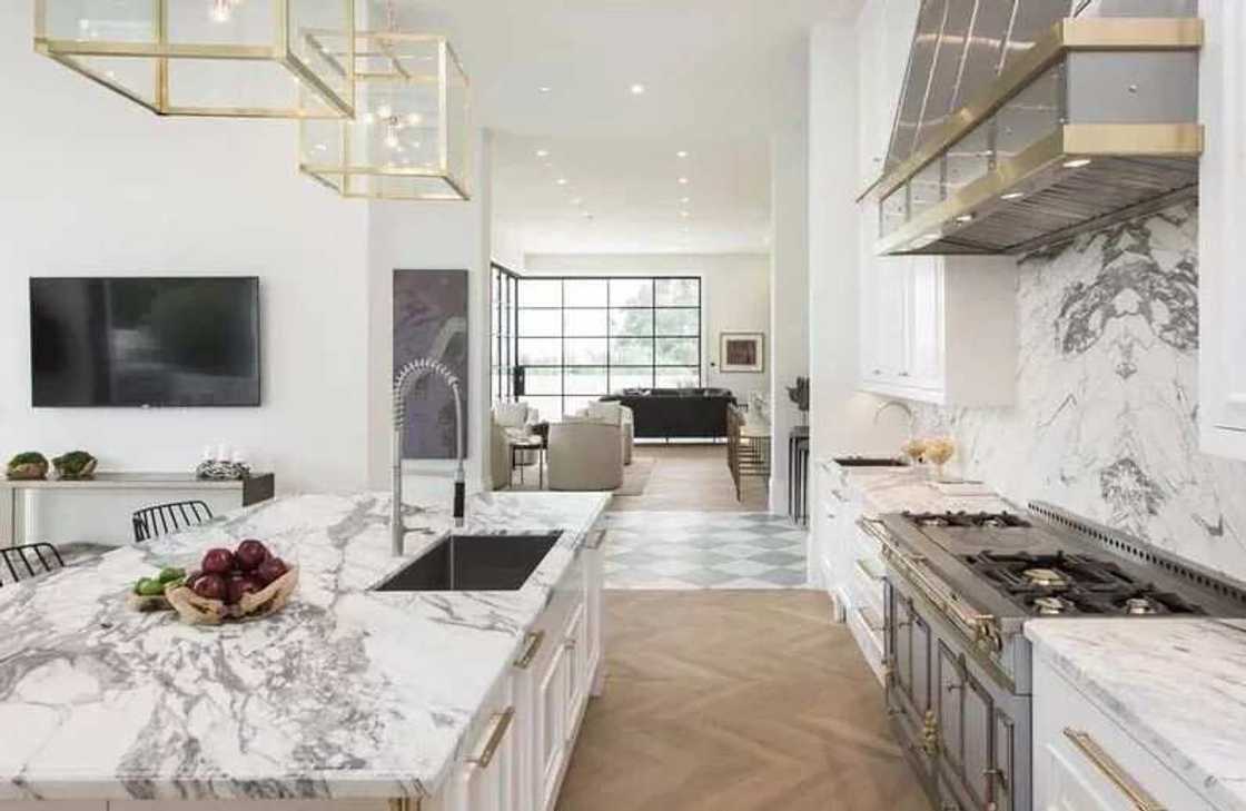 LeBron James buys new mansion in Brentwood for $23M (photos) LeBron James buys new mansion in Brentwood for $23M (photos)