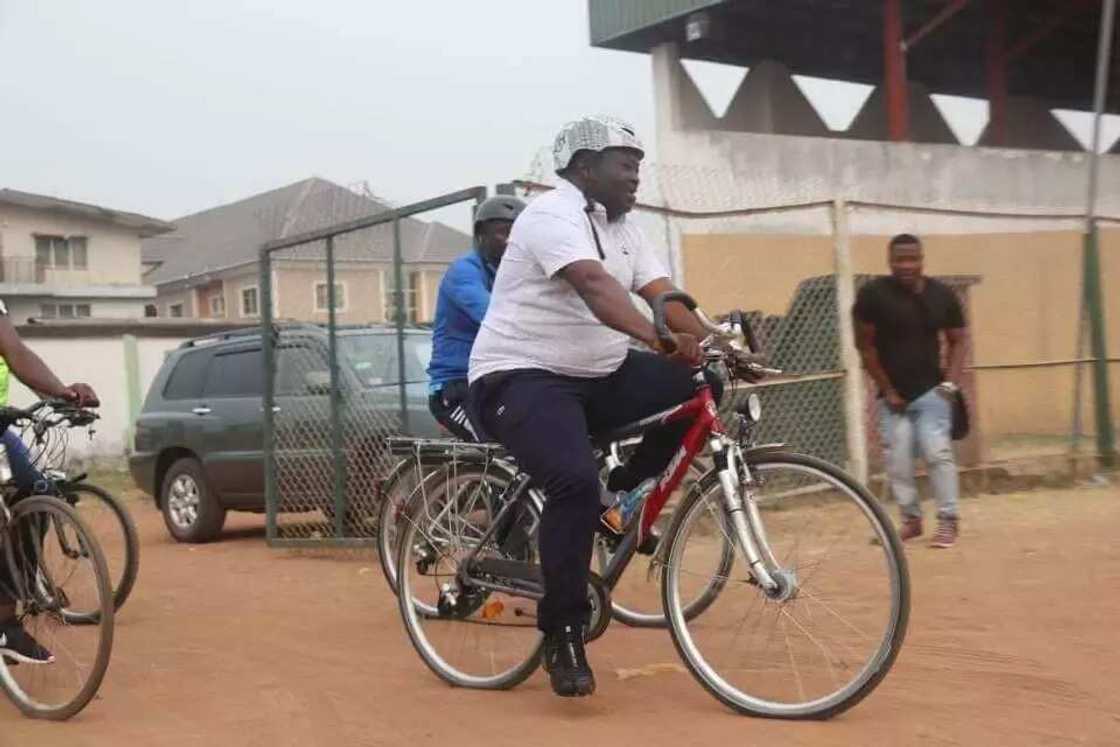 Hotunan Gwamna da jami'an gwamnatinsa yayin atisaye a kan Kekuna Hotunan Gwamna da jami'an gwamnatinsa yayin atisaye a kan Kekuna