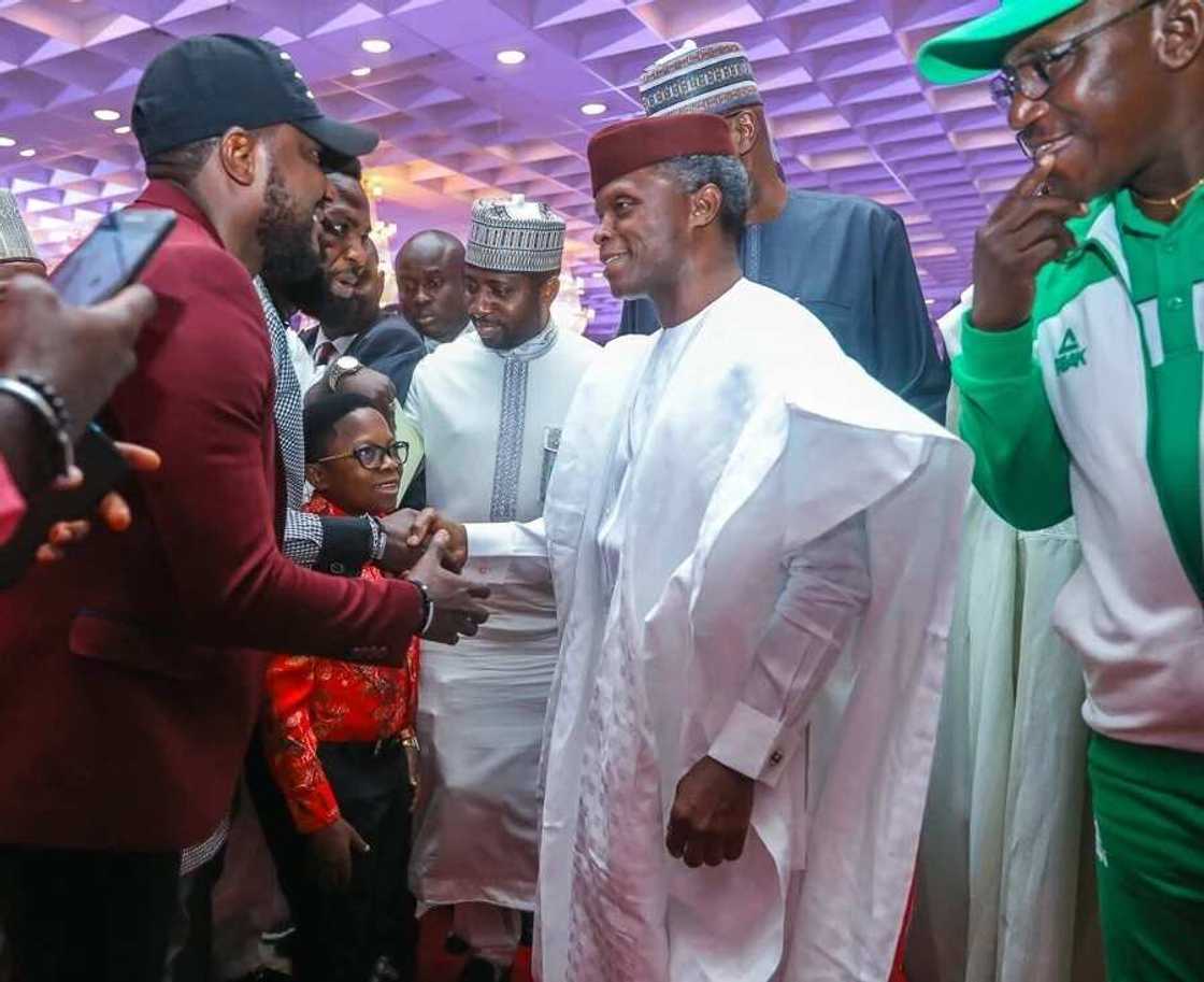 Dandalin Kannywood: Jarumin jarumai Adam Zango ya amsa kirar fadar shugaban kasa (Hotuna) Dandalin Kannywood: Jarumin jarumai Adam Zango ya amsa kirar fadar shugaban kasa (Hotuna)