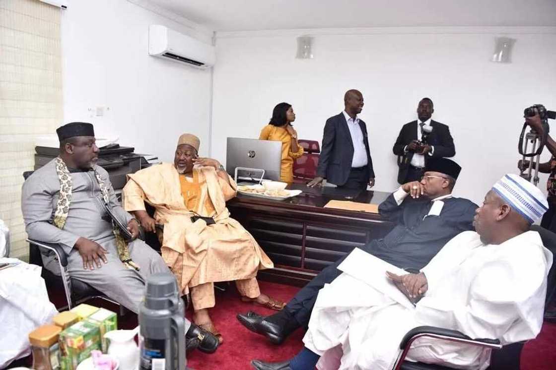 Yanzu Yanzu: El-Rufai, Okorocha da sauran gwamnonin APC su isa Abuja domin a tantance su (hotuna) Yanzu Yanzu: El-Rufai, Okorocha da sauran gwamnonin APC su isa Abuja domin a tantance su (hotuna)