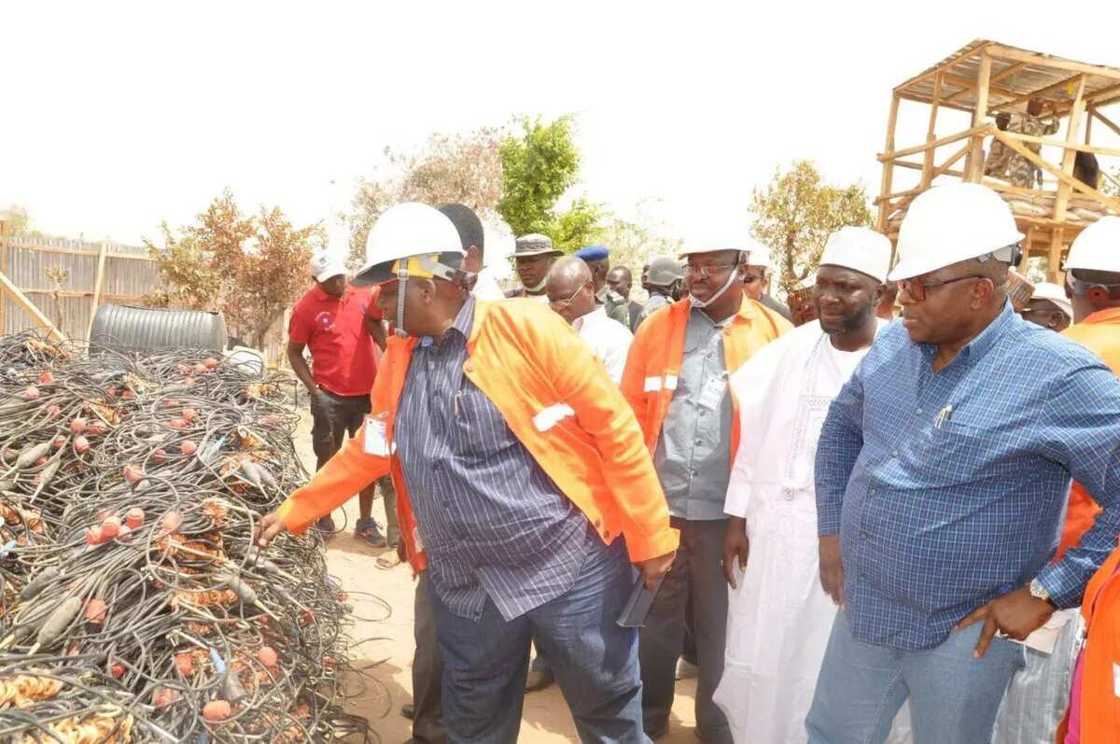 Labari cikin hotuna: Gwamnan Bauchi ya kai ziyara inda ake hakan man fetur a Bauchi