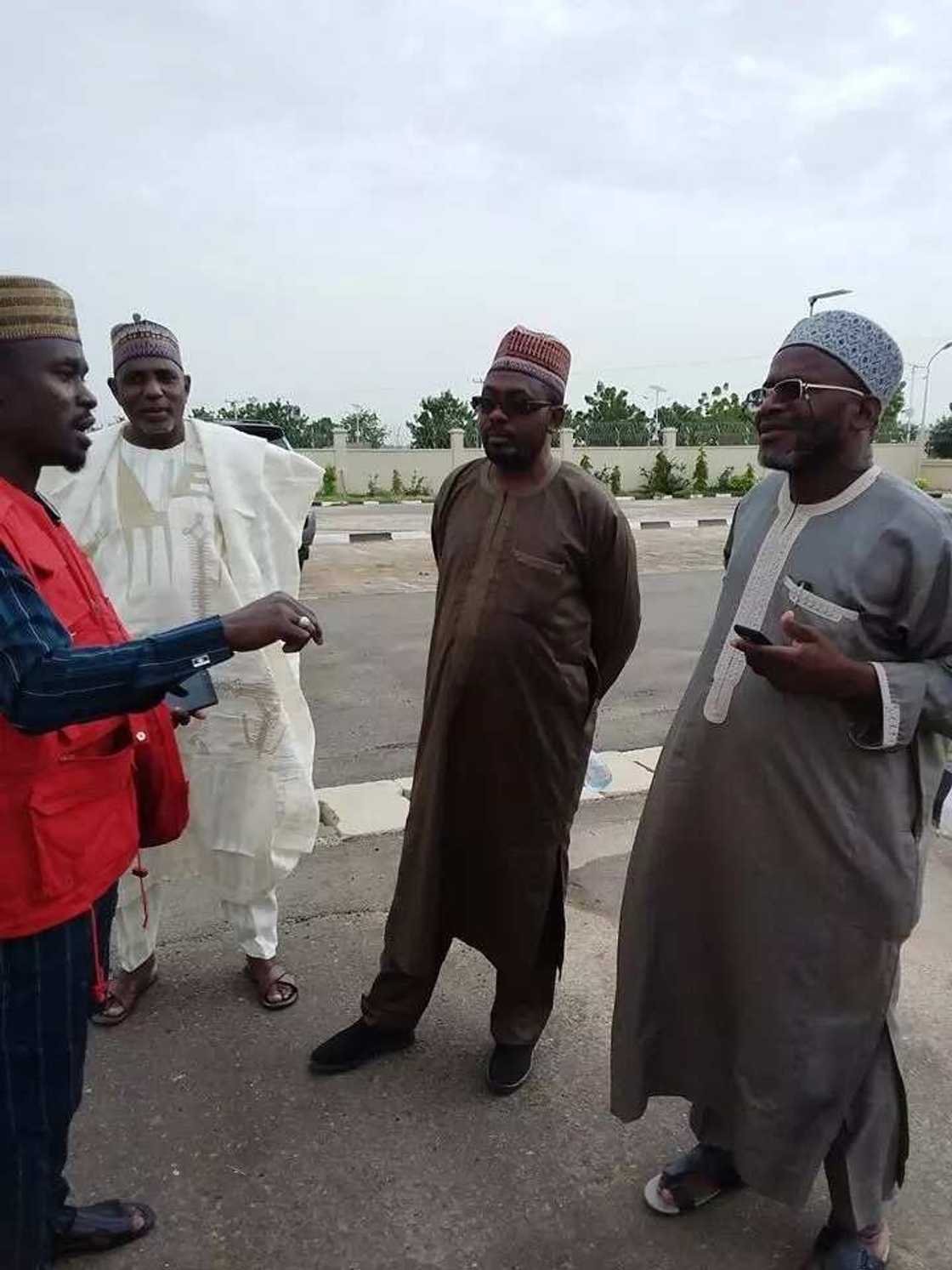 An official of the EFCC with Abdu Bulama and others remanded. Photo source: EFCC