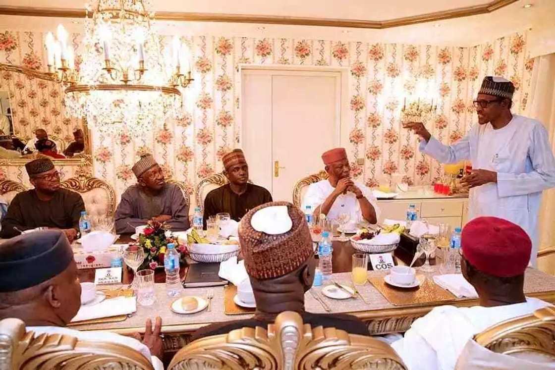 President Buhari hosts APC chieftains to dinner in presidential villa President Buhari hosts APC chieftains to dinner in presidential villa