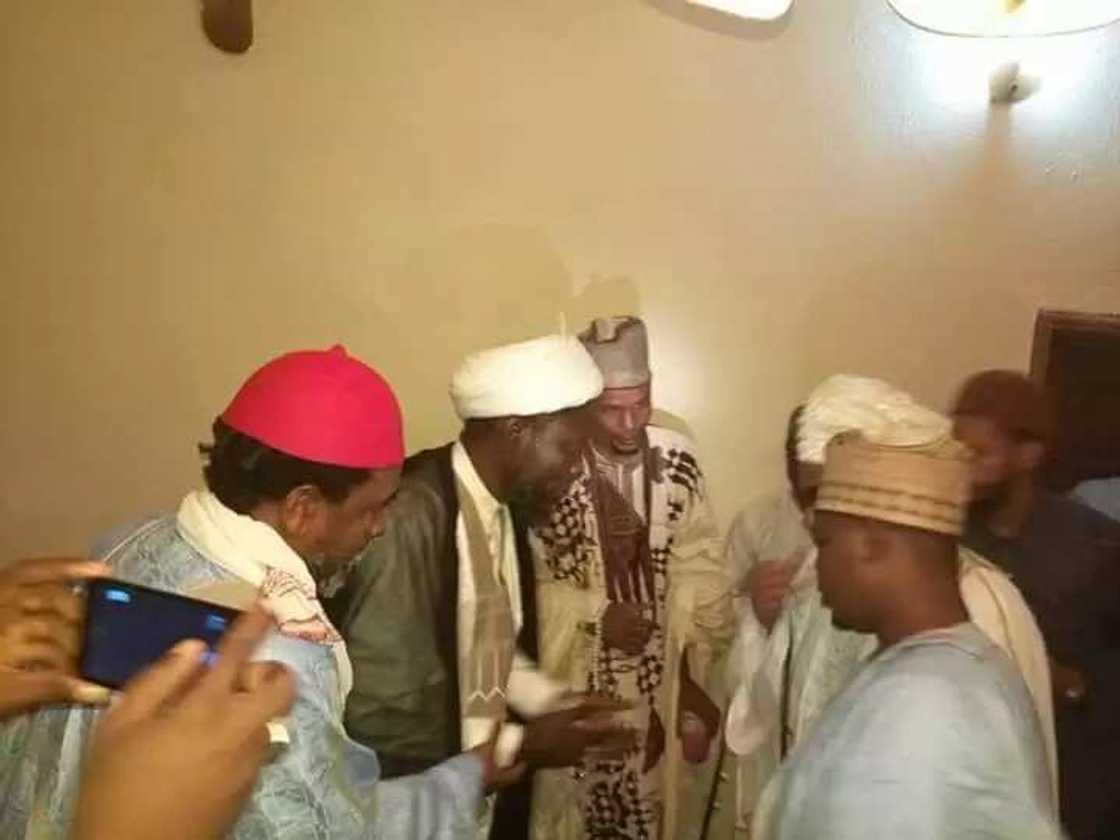 Kalli hotunan ziyarar da ýan Shi’a suka kai ma Shehi Dahiru Bauchi Kalli hotunan ziyarar da ýan Shi’a suka kai ma Shehi Dahiru Bauchi