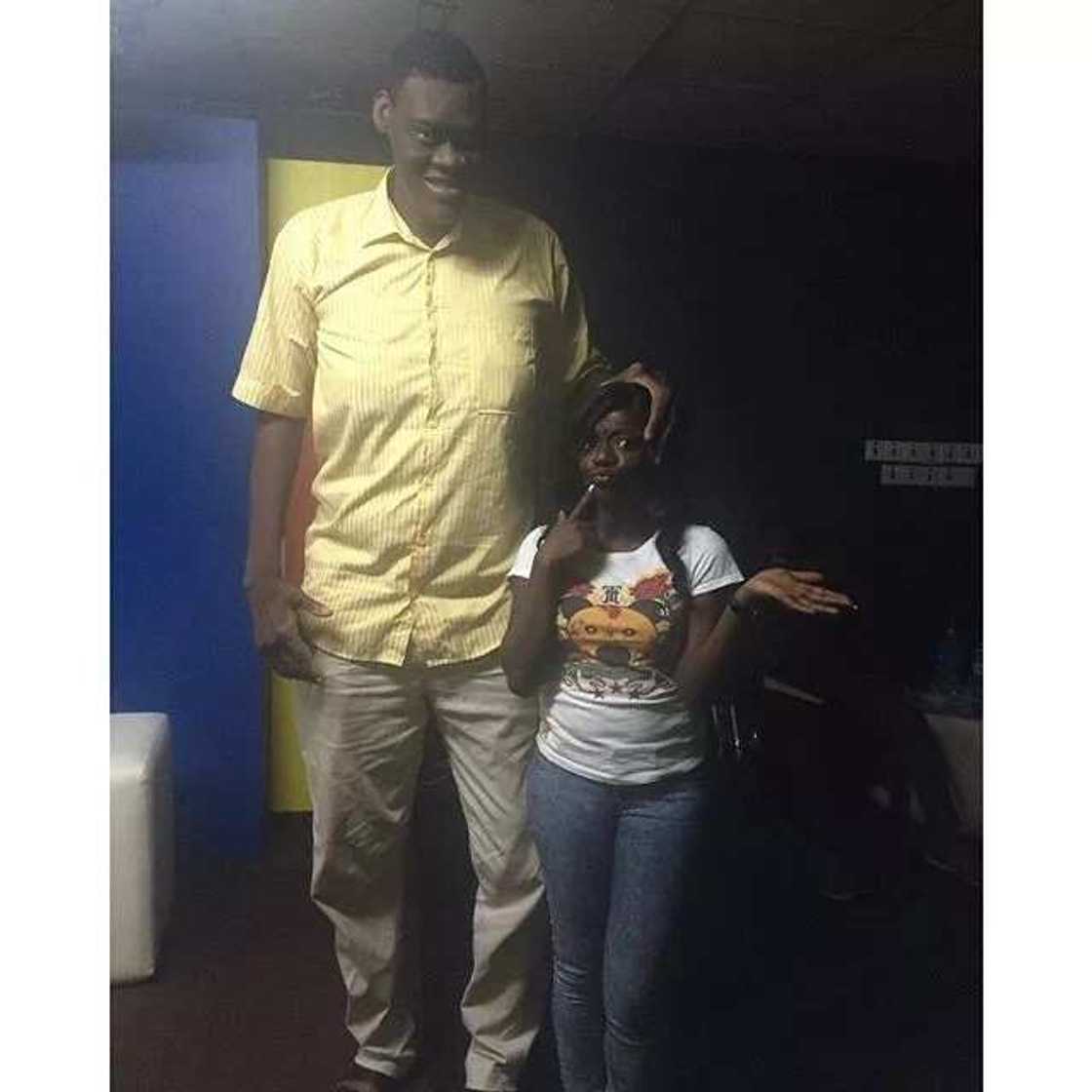 Zandoro: an gano mutumin da yafi kowanne ɗan Najeriya tsayi (Hotuna) Zandoro: an gano mutumin da yafi kowanne ɗan Najeriya tsayi (Hotuna)