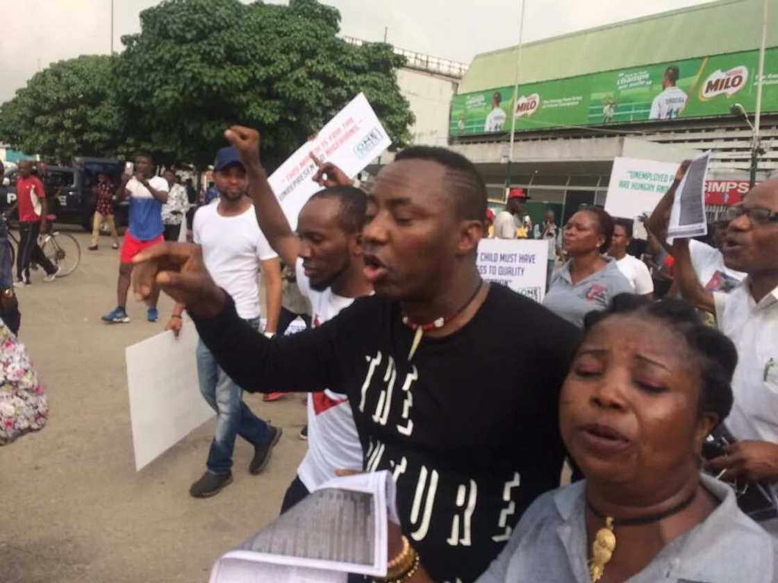 Live Updates: Nigerians continue nationwide protest at National stadium despite 2baba backing down Live Updates: Nigerians continue nationwide protest at National stadium despite 2baba backing down