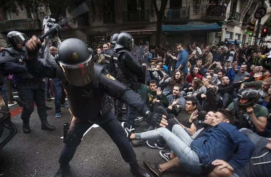 400 injured as police attack voters at Catalan independence referendum 400 injured as police attack voters at Catalan independence referendum