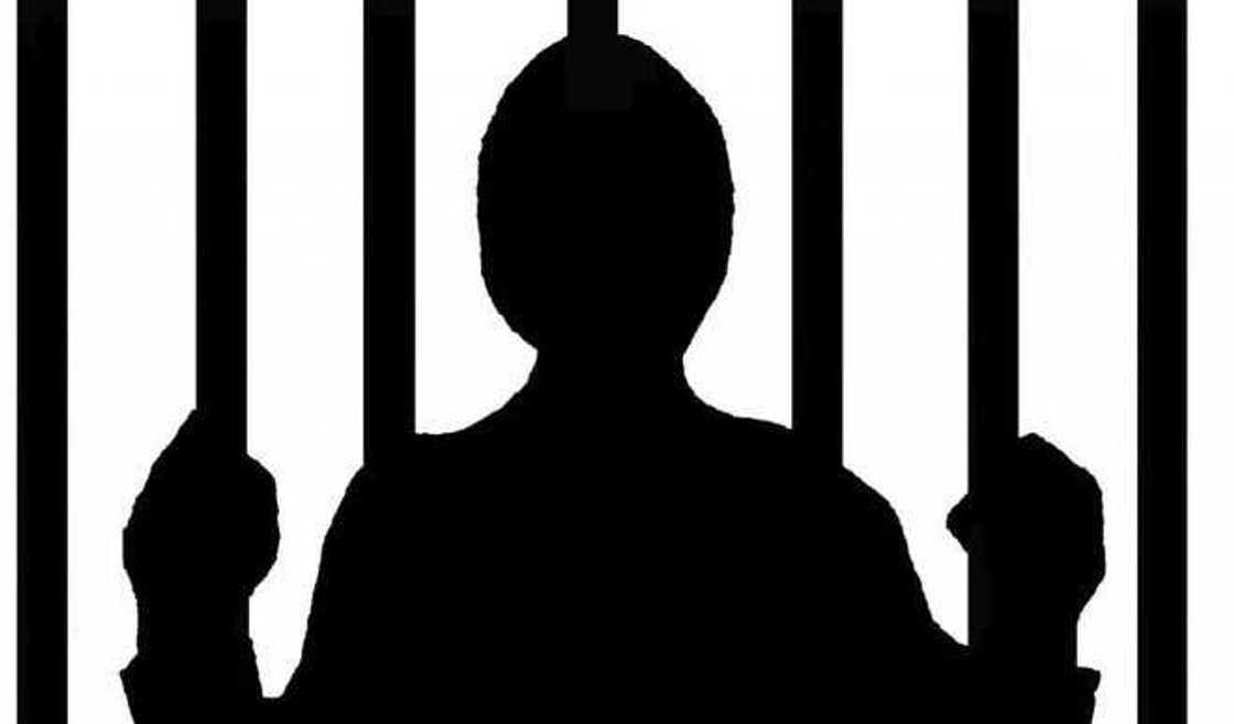 So ko hauka? Tsananin soyayya ya jefa wata budurwa gidan yari, zaman wata 7 (KARANTA) So ko hauka? Tsananin soyayya ya jefa wata budurwa gidan yari, zaman wata 7 (KARANTA)