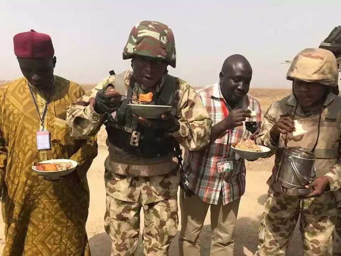 Janar Buratai yayi kalaci tare da Sojoji a dajin Sambisa