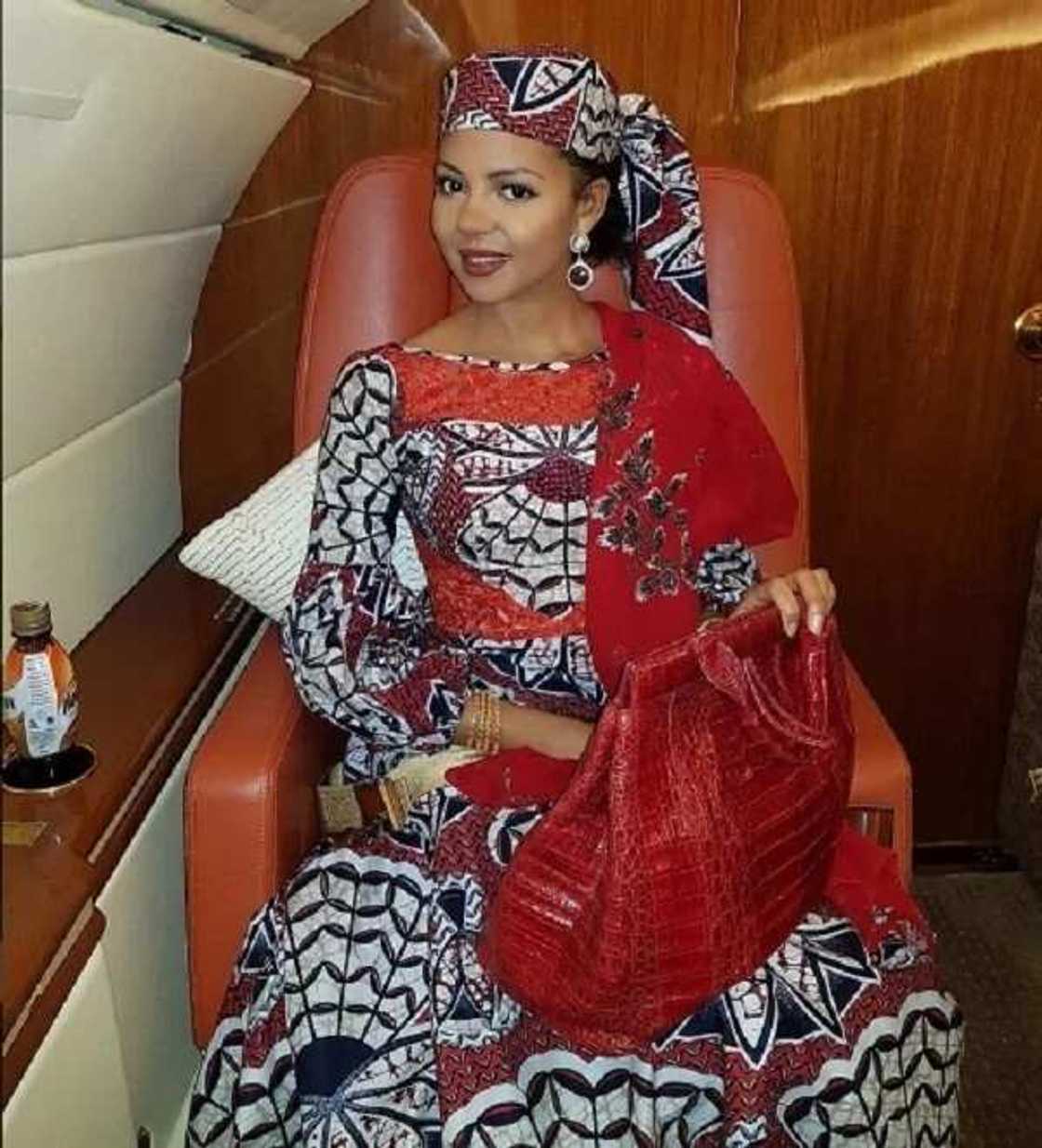 Adama Indimi ta sha Maltina cikin jirgin sama Adama Indimi ta sha Maltina cikin jirgin sama