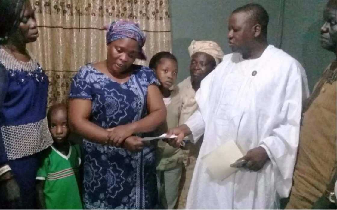 Tears as Governor Ambode donates N5m to widow of burnt kidnap victim Tears as Governor Ambode donates N5m to widow of burnt kidnap victim