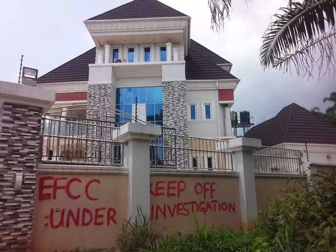 EFCC seizes mansion from Jonathan's godson (photos) EFCC seizes mansion from Jonathan's godson (photos)