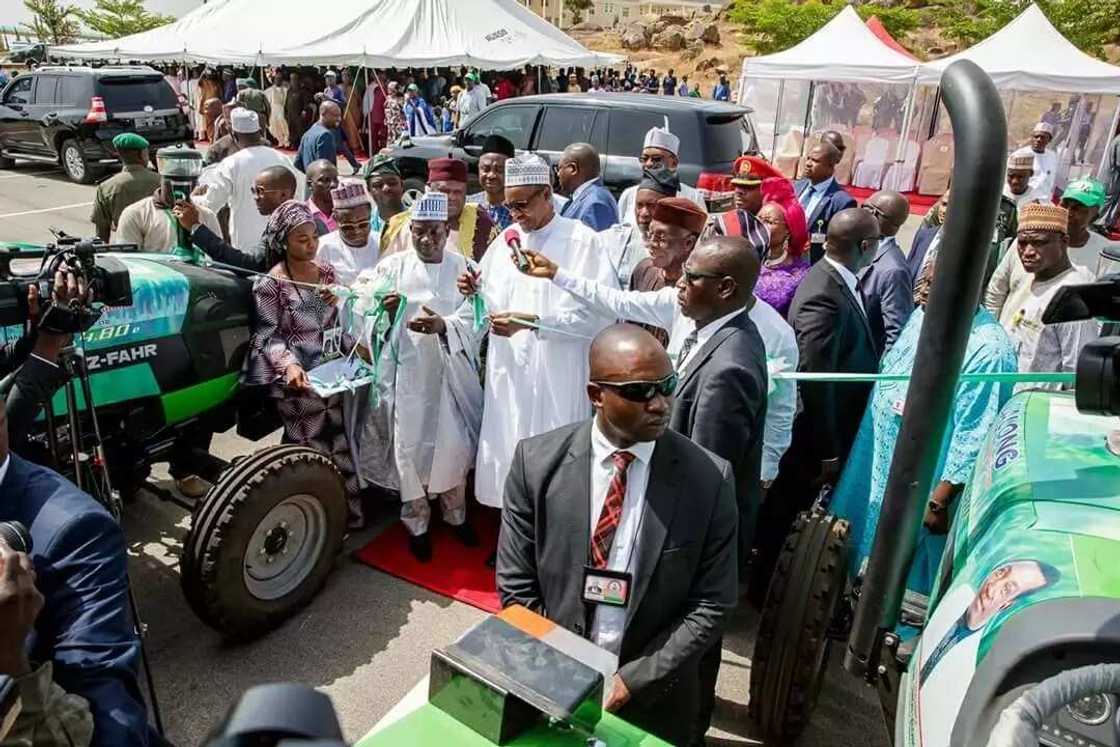Shugaba Buhari ya kaddamar da shirin tallafin kayan gona a jihar Flato Shugaba Buhari ya kaddamar da shirin tallafin kayan gona a jihar Flato