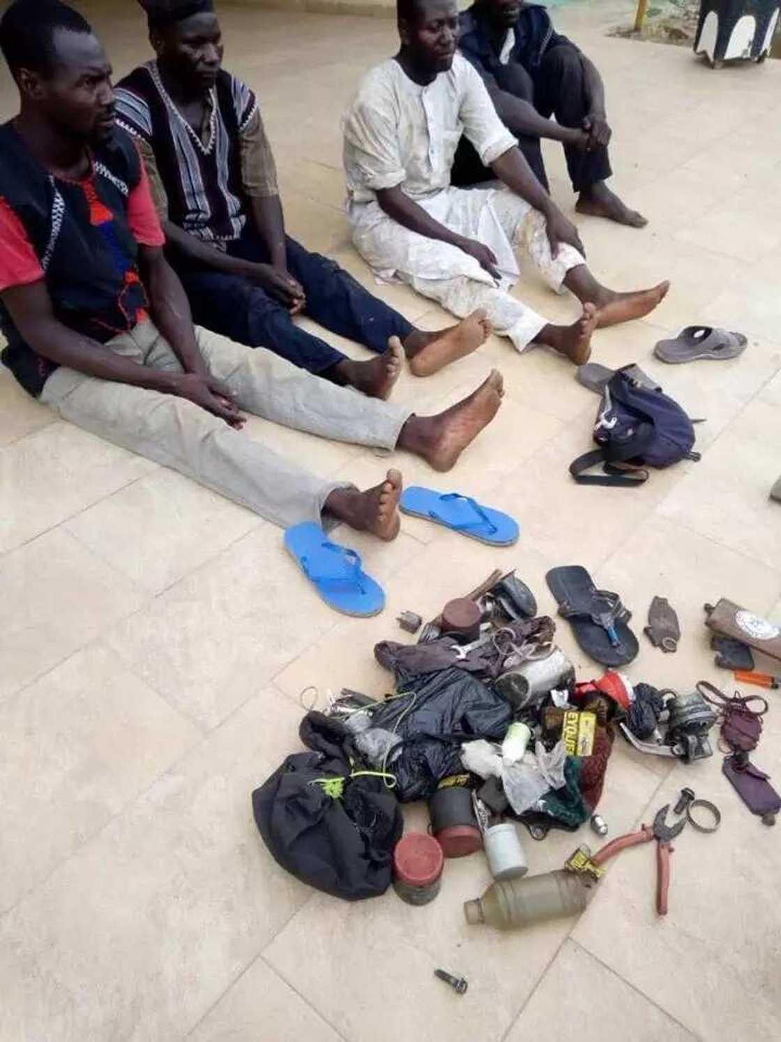 Gaba da gaban ta: ‘Yan fashin da suka tare hanyar Buratai a Adamawa sun ji maza, kalli hotunan su Gaba da gaban ta: ‘Yan fashin da suka tare hanyar Buratai a Adamawa sun ji maza, kalli hotunan su