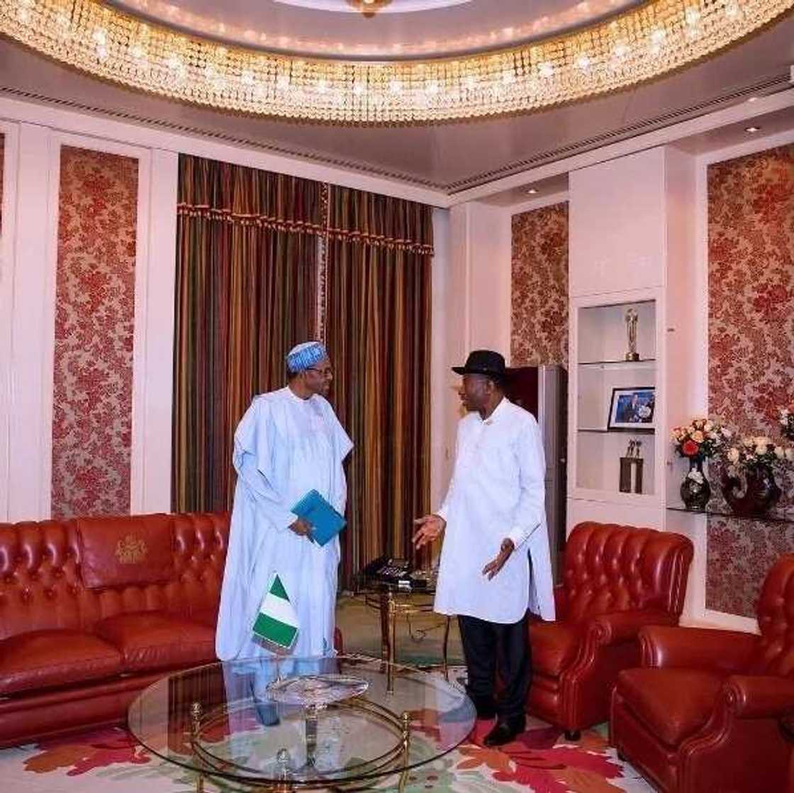 Yadda hadimi ya boye makudan biliyoyin da ake zargi na Jonathan ne Yadda hadimi ya boye makudan biliyoyin da ake zargi na Jonathan ne