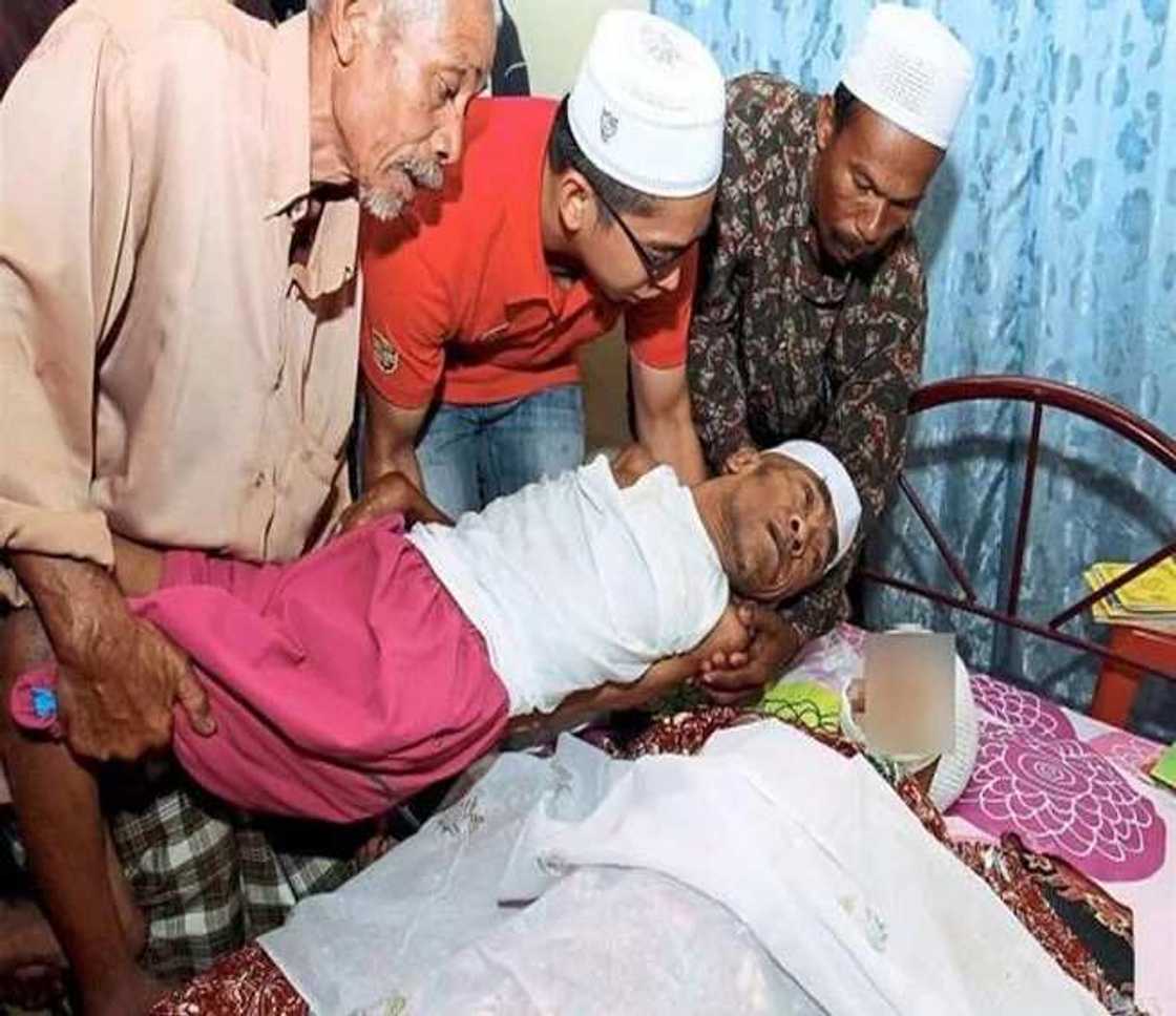 Tsohuwar da ta ta kula da nakassashen danta Tsohuwar da ta ta kula da nakassashen danta