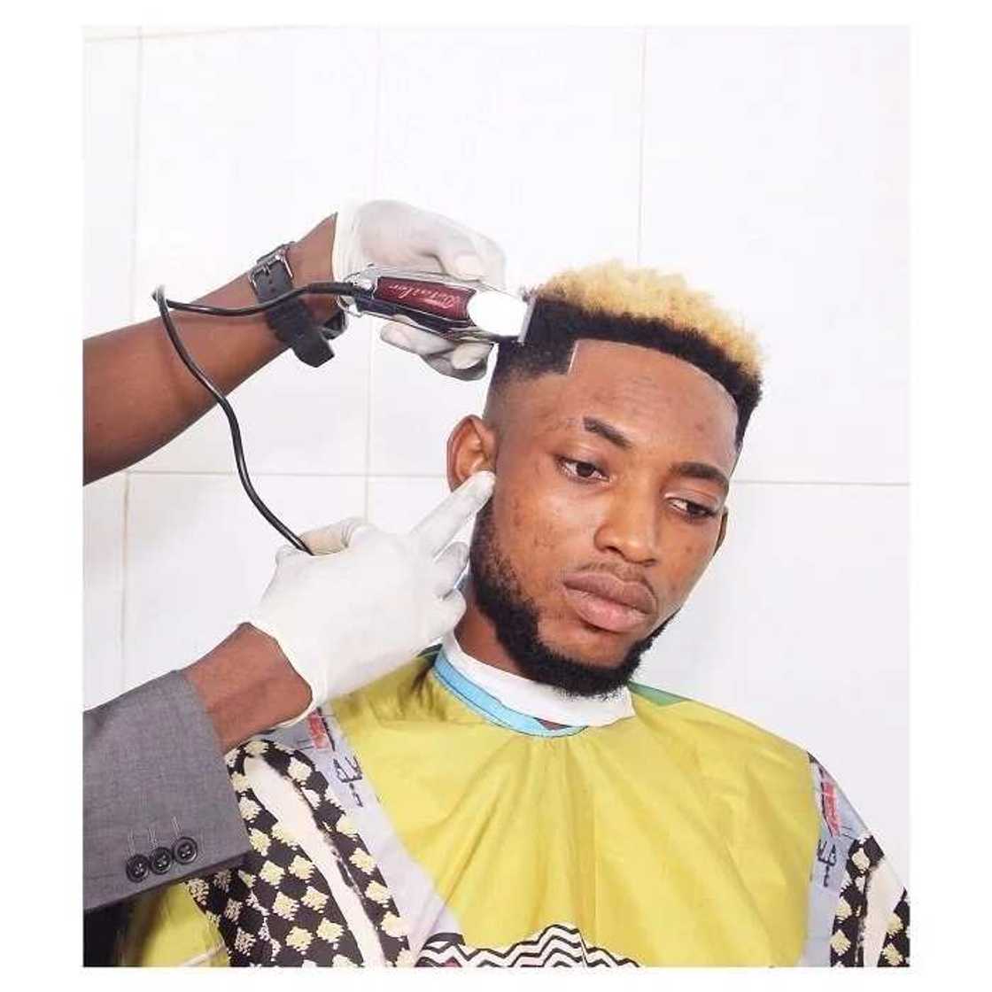 Meet Nigerian barber who can give you amazing haircuts (photos) Meet Nigerian barber who can give you amazing haircuts (photos)