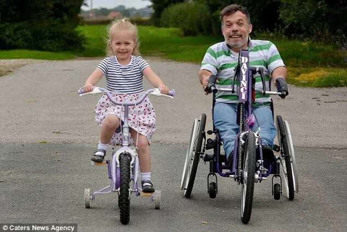 Dwarf Father Shares Special Bond With His 4-Yr-Old Daughter Dwarf Father Shares Special Bond With His 4-Yr-Old Daughter
