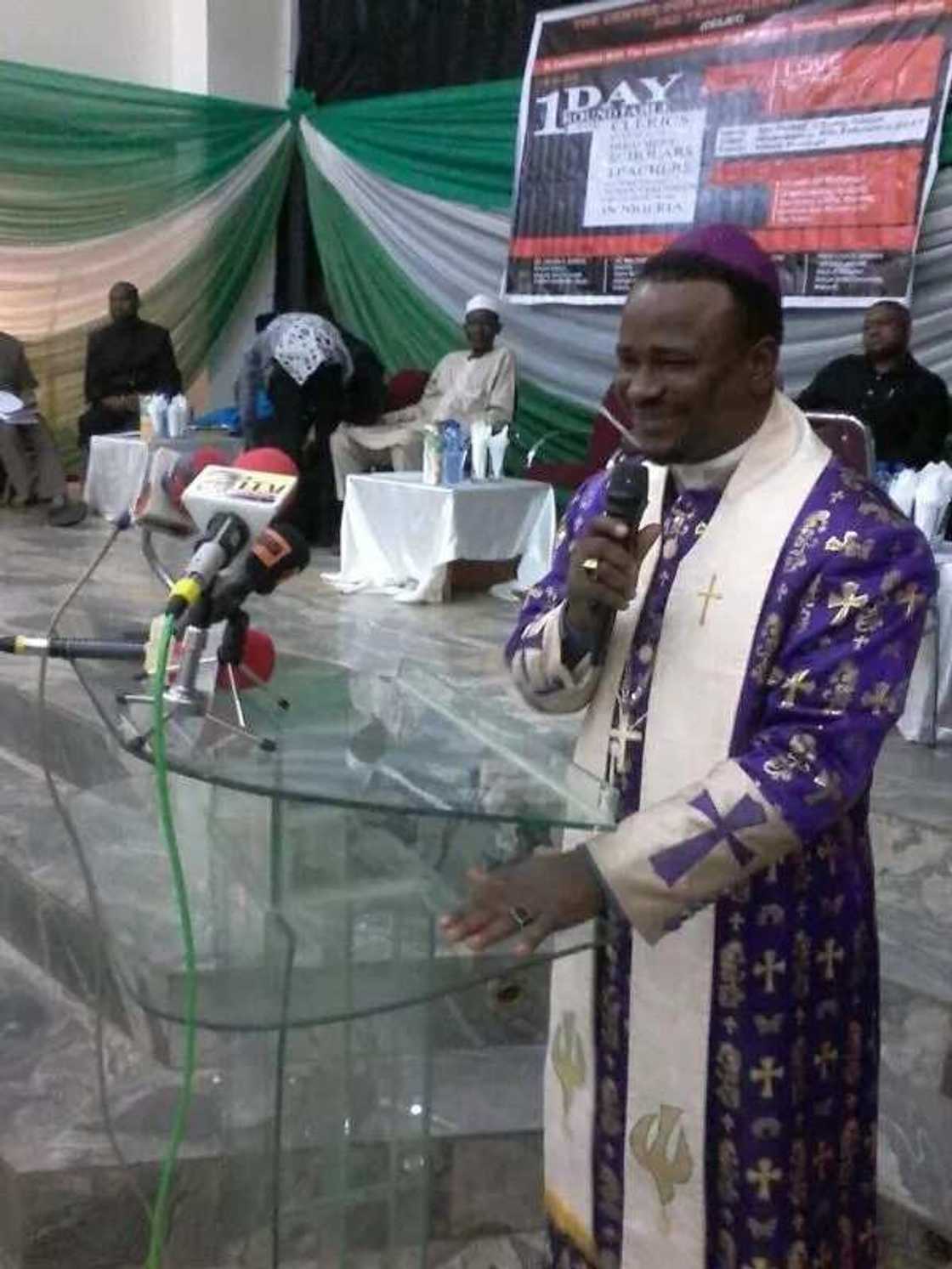 Muslim and Christian leaders meet in Abuja over hate speeches (photos) Muslim and Christian leaders meet in Abuja over hate speeches (photos)