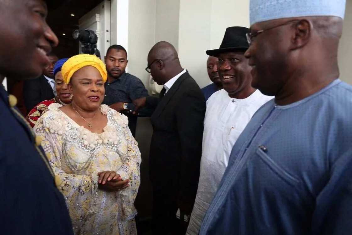 Atiku Abubakar ya kai ziyarar gaisuwa da neman iri ga Goodluck Jonathan (Hotuna) Atiku Abubakar ya kai ziyarar gaisuwa da neman iri ga Goodluck Jonathan (Hotuna)