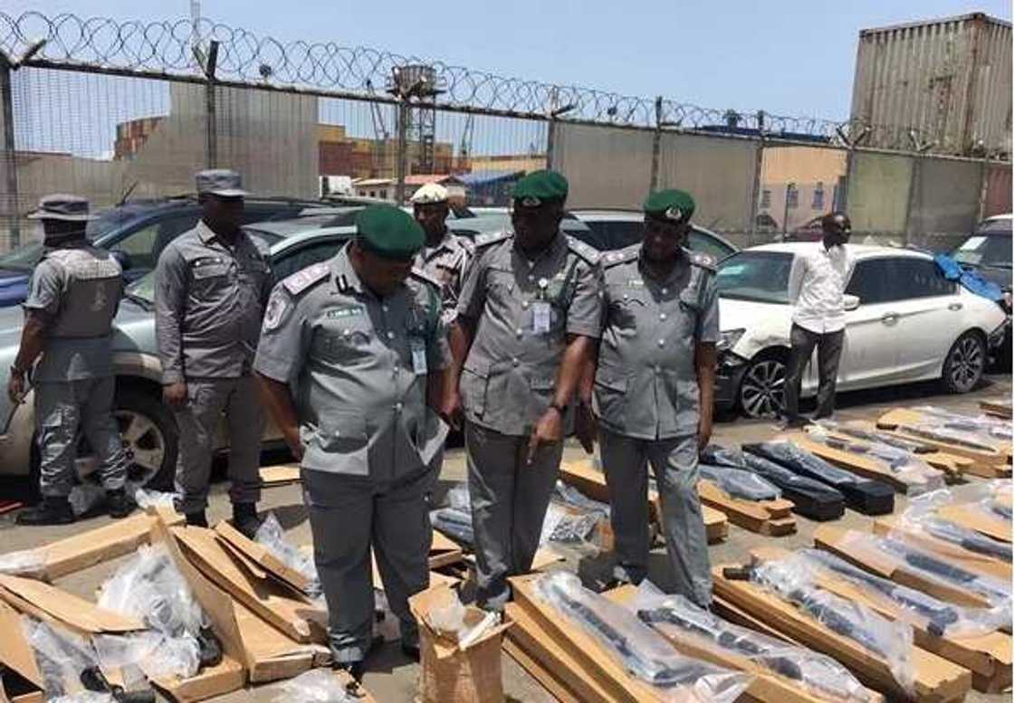 Hotunan bindigu 440 da aka kama a jihar Legas Hotunan bindigu 440 da aka kama a jihar Legas