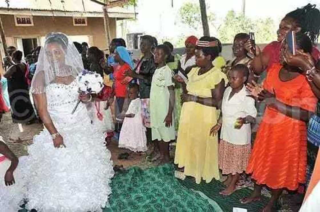 Abun mamaki a yayin da wata Kansila tayi aure a gurin tsafi Abun mamaki a yayin da wata Kansila tayi aure a gurin tsafi